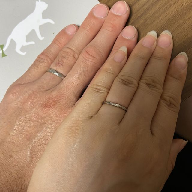 【AMOUR AMULET(アムール・アミュレット)の口コミ】 デザイン、価格、傷が目立ちにくい形。
旦那さんが作業系の仕事のため傷が…