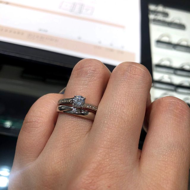 【ラザール ダイヤモンド(LAZARE DIAMOND)の口コミ】 とてもダイヤがキラキラしたデザインで華やかな印象の指輪が多かったです…