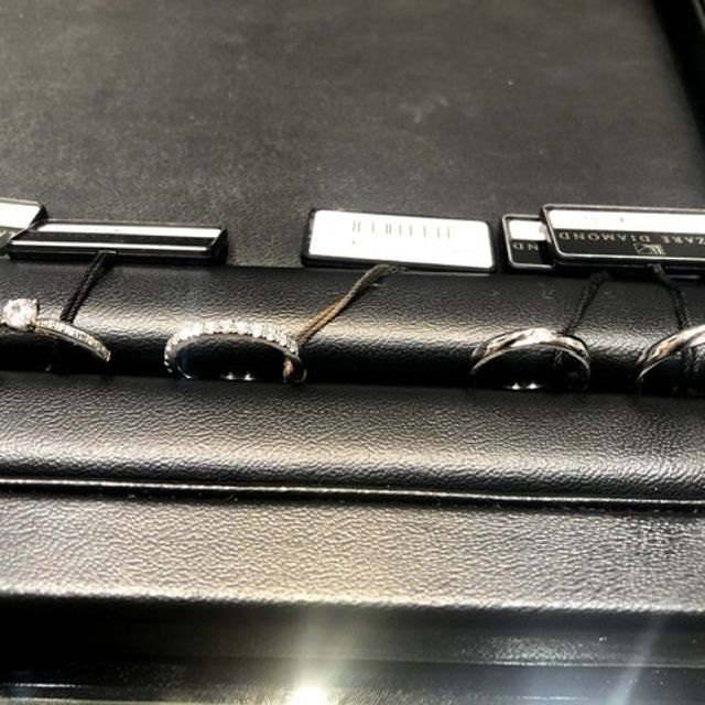 【ラザール ダイヤモンド(LAZARE DIAMOND)の口コミ】 とてもダイヤがキラキラしたデザインで華やかな印象の指輪が多かったです…