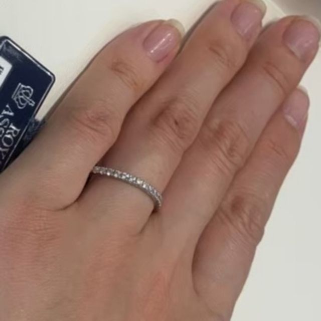 【ROYAL ASSCHER(ロイヤル・アッシャー)の口コミ】 ダイヤの存在感がしっかりあり、エタニティタイプでも十分な輝きがありま…