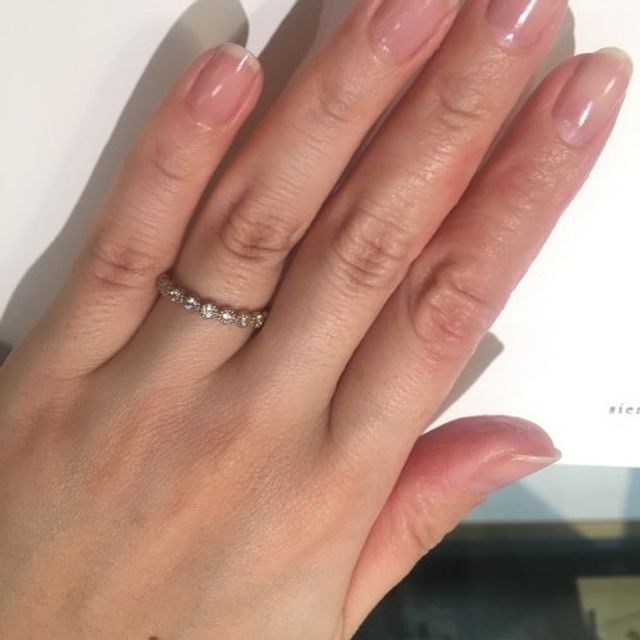 【SIENAROSE(シエナロゼ)の口コミ】 エンゲージリングに相応しい華やかさでありたくさんのダイヤモンドが付い…