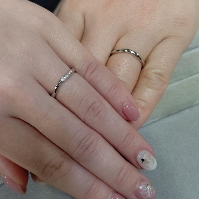 【LEHAIM(レハイム)の口コミ】 指が長く見えるウェーブデザイン希望でした。合わせてメレダイヤがあるけ…