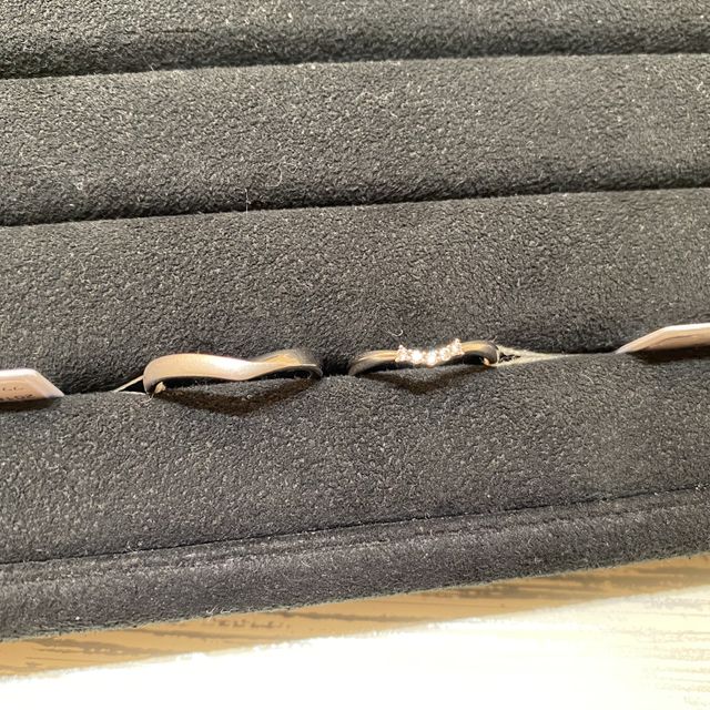 【TRECENTI(トレセンテ)の口コミ】 ダイヤが中央に5石あるタイプで、多すぎず少なすぎず、程よい輝きです。エ…