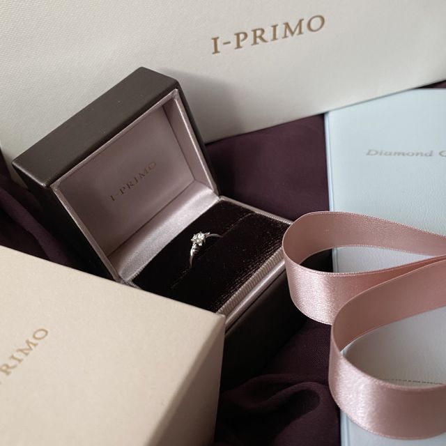 【アイプリモ(I-PRIMO)の口コミ】 中央に大きいダイヤが付いていて、流れるようなデザインが綺麗です。
柔ら…