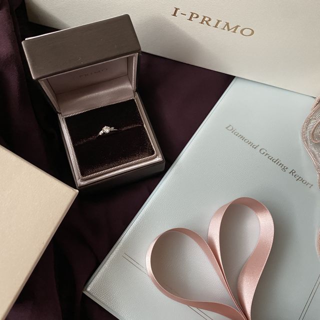 【アイプリモ(I-PRIMO)の口コミ】 中央に大きいダイヤが付いていて、流れるようなデザインが綺麗です。
柔ら…