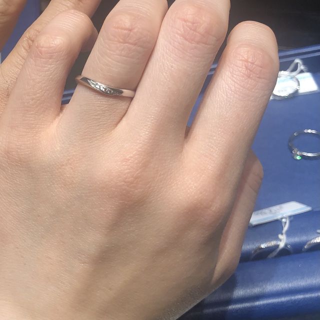 【銀座ダイヤモンドシライシの口コミ】 来店時に指輪の写真がたくさん載っているカタログを見せていただき気にな…