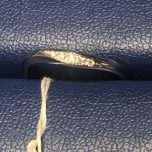 【銀座ダイヤモンドシライシの口コミ】 来店時に指輪の写真がたくさん載っているカタログを見せていただき気にな…