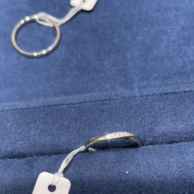 【4℃ BRIDAL(ヨンドシーブライダル)の口コミ】 斜めにダイヤが何粒かついたデザインでとても女性らしく美しいデザインで…