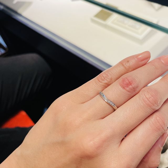 【銀座ダイヤモンドシライシの口コミ】 ウェーブのデザインのダイヤが数粒ついた物を探して何店舗か回った後、ダ…