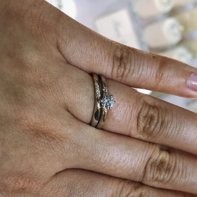 【サマンサティアラブライダル(Samantha Tiara Bridal)の口コミ】 ゴールドとプラチナのコンビネーションは肌なじみがよく、S字っぽいデザイ…