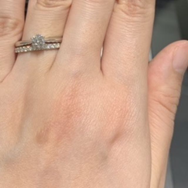 【エクセルコダイヤモンド(EXELCO DIAMOND)の口コミ】 婚約指輪の華奢なバンド部分が素敵でした。
横から、ダイヤが浮いて見える…
