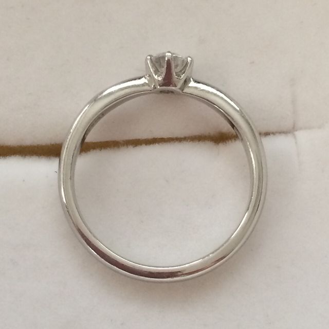 【ラザール ダイヤモンド(LAZARE DIAMOND)の口コミ】 上から見てダイヤのサイド部分が細くなっており、私の短めでふっくらした…