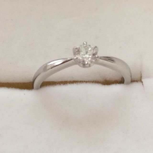 【ラザール ダイヤモンド(LAZARE DIAMOND)の口コミ】 上から見てダイヤのサイド部分が細くなっており、私の短めでふっくらした…