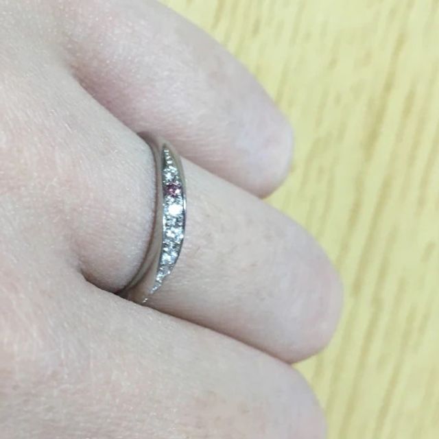 【I's stone(アイズストーン)の口コミ】 高品質なメレダイヤモンドが川の流れのように配置されており、上品でしっ…