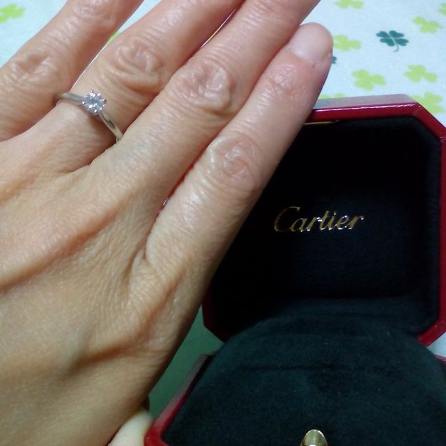 【カルティエ(Cartier)の口コミ】 シンプルで品のある婚約指輪を探していたところ、カルテイエのこの指輪に…