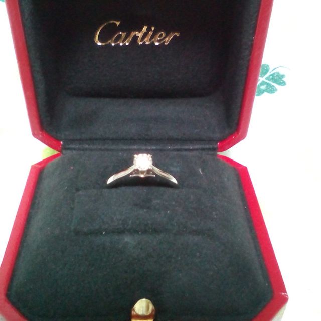 【カルティエ(Cartier)の口コミ】 シンプルで品のある婚約指輪を探していたところ、カルテイエのこの指輪に…