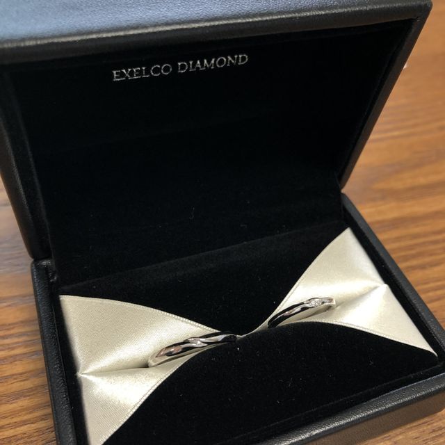 【エクセルコダイヤモンド(EXELCO DIAMOND)の口コミ】 ねじれているデザインが良かったのですが、ウェーブになっている指輪が似…
