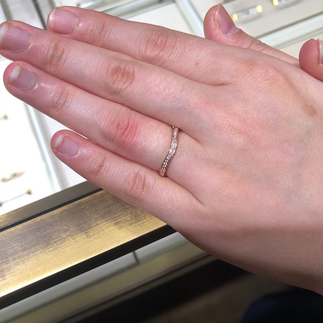 【カルティエ(Cartier)の口コミ】 ウェーブがかった曲線が美しい結婚指輪です。プラチナとゴールドの二色が…
