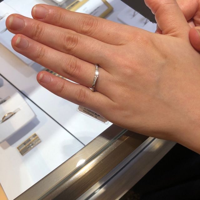 【ブルガリ(BVLGARI)の口コミ】 ウェーブがかかったデザインで、つなぎの部分のあえてゴツゴツさせたかん…