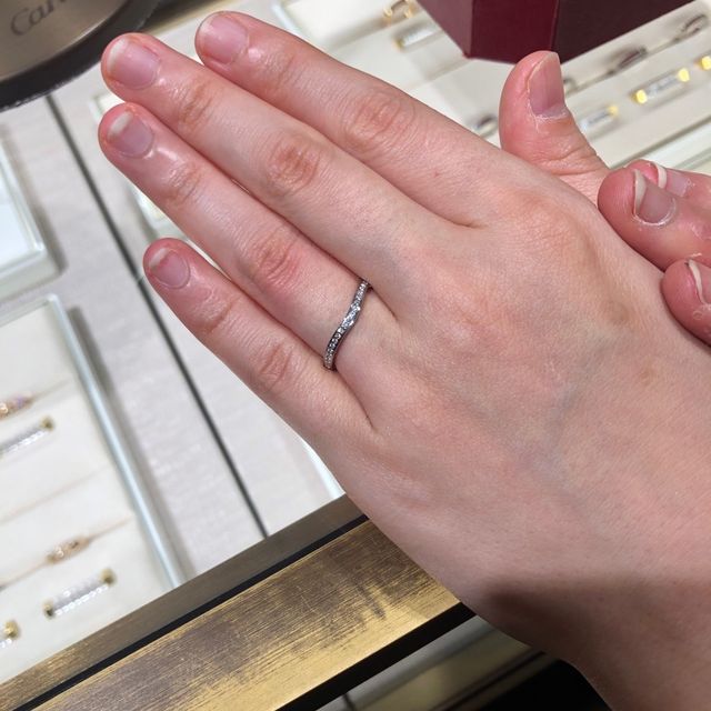 【カルティエ(Cartier)の口コミ】 ウェーブがかったデザインがとても素敵な結婚指輪でした。プラチナとピン…