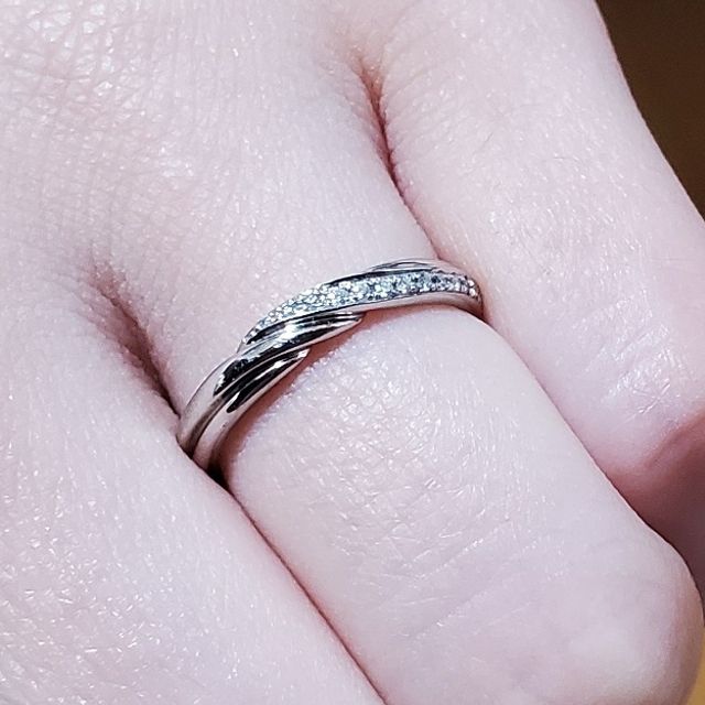 【エクセルコダイヤモンド(EXELCO DIAMOND)の口コミ】 普段ピアスしかアクセサリーは身に付けないタイプなので、今後も結婚指輪…