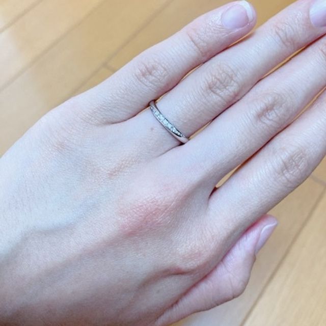 【HOSHI no SUNA 星の砂(ほしのすな)の口コミ】 ストレートのリングに斜めにダイヤが入っているものを探しており、ネット…