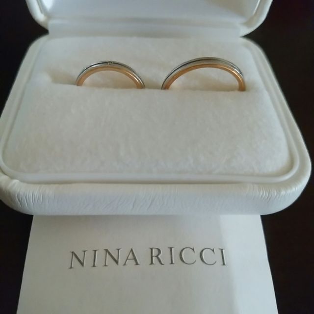 【NINA RICCI(ニナリッチ)の口コミ】 私のと夫のデザインが違うのと、ピンクゴールドのラインが入っているので…