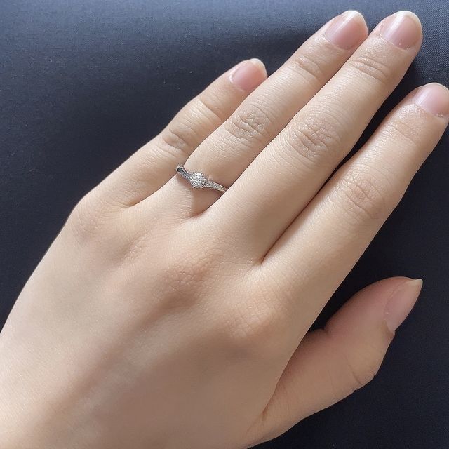 【ラザール ダイヤモンド(LAZARE DIAMOND)の口コミ】 手全体が小さく指も短めでふっくらタイプなので綺麗に見えるもので探しま…