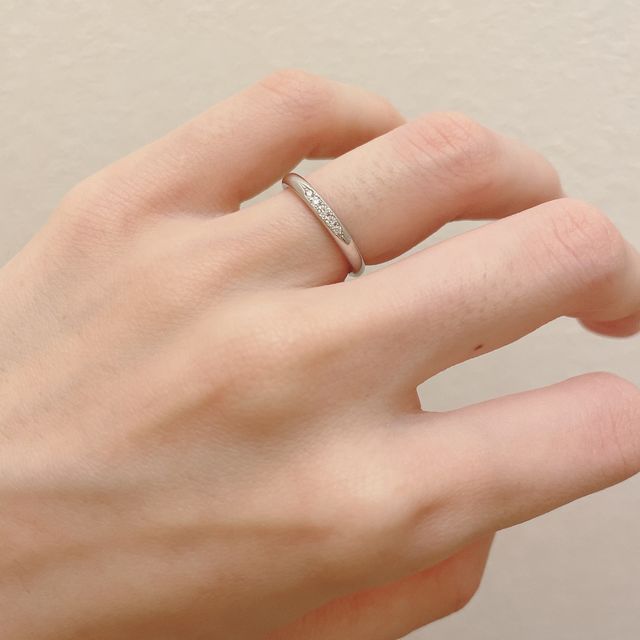 【銀座ダイヤモンドシライシの口コミ】 女性用のダイヤのキラキラが控えめなところ、男性用がつや消しで角張った…