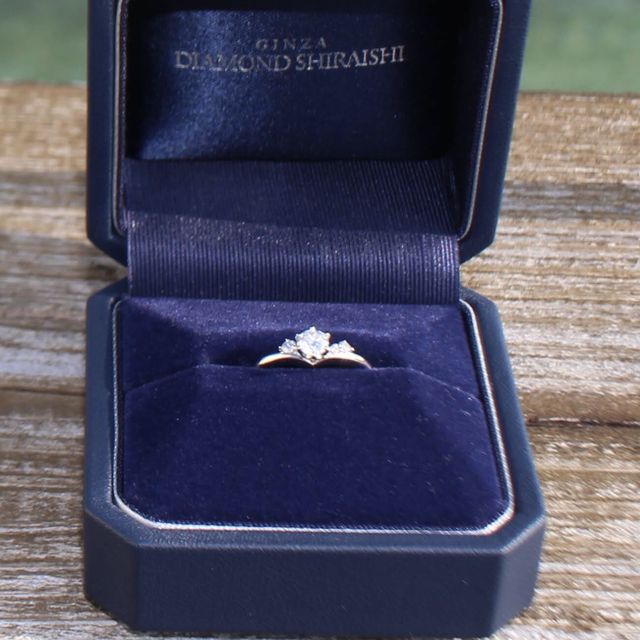 【銀座ダイヤモンドシライシの口コミ】 指が短く太いため、指輪が似合わなかったのですがVラインにする事で綺麗に…