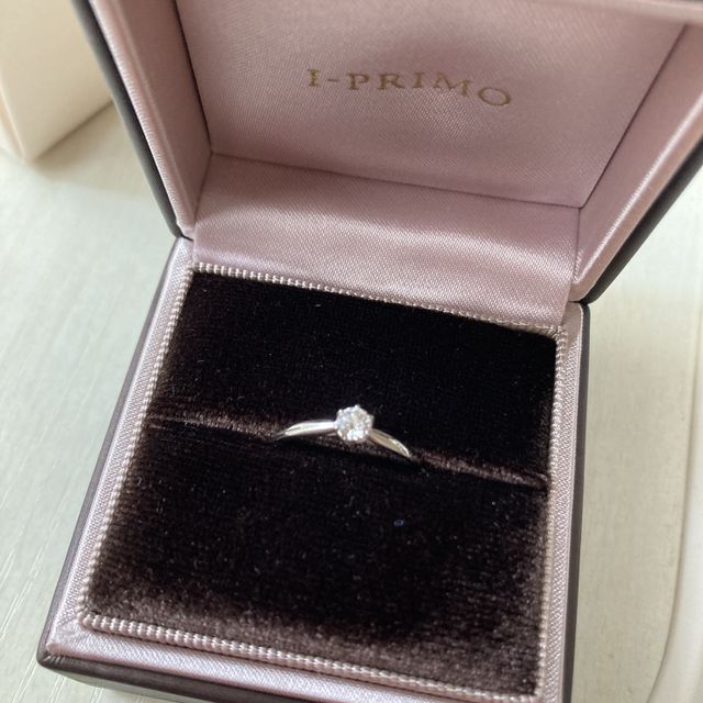 【アイプリモ(I-PRIMO)の口コミ】 一生つけるものなので、シンプルなデザインで理想の形でした。ダイヤの形…