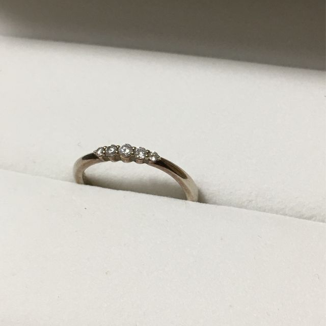 【canal4℃(カナルヨンドシー)の口コミ】 王道の一粒と迷いましたが、たまには結婚指輪と重ね付けして身につけたい…