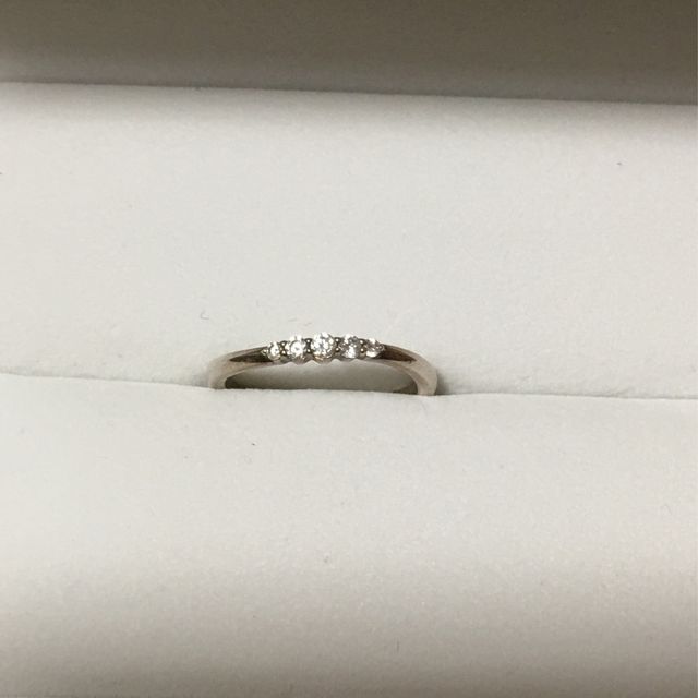 【canal4℃(カナルヨンドシー)の口コミ】 王道の一粒と迷いましたが、たまには結婚指輪と重ね付けして身につけたい…