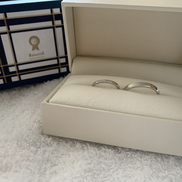 【RosettE(ロゼット)の口コミ】 ダイヤのワンポイントが入って、ウェーブにもなっているのでとても可愛ら…