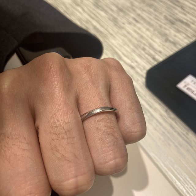 【TRECENTI(トレセンテ)の口コミ】 リング全体に丸みがあり、付け外しや着け心地がとても滑らかでした。デザ…