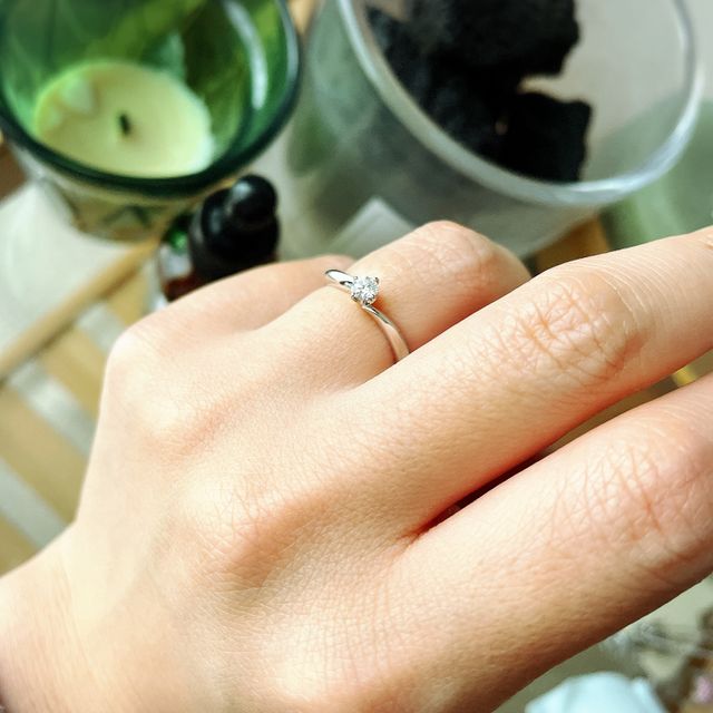 【4℃ BRIDAL(ヨンドシーブライダル)の口コミ】 4℃ブライダルでしか表現出来ないしなやかなリングのラインにうっとり見と…
