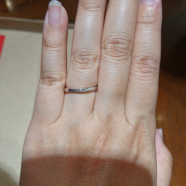 【TRECENTI(トレセンテ)の口コミ】 ストレートラインで斜めにダイヤモンドが入っていてとてもキラキラしてま…