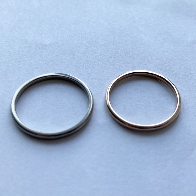 【鎌倉彫金工房の口コミ】 素材:K18ゴールド
色味:ホワイト(夫)、ピンクゴールド(妻)
幅:1.5mm
デザ…