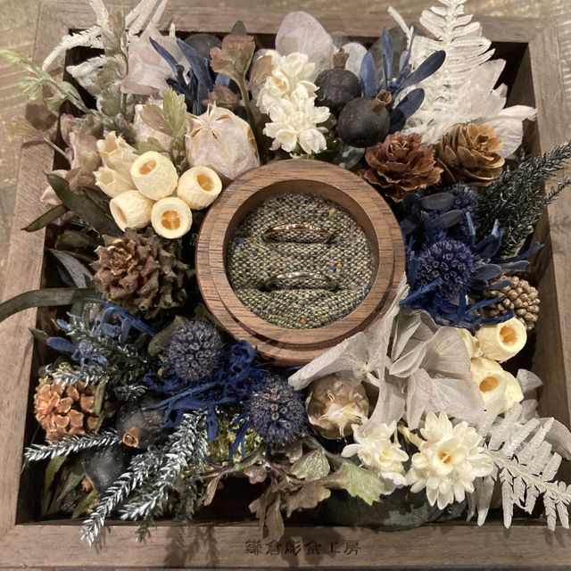 【鎌倉彫金工房の口コミ】 素材:K18ゴールド
色味:ホワイト(夫)、ピンクゴールド(妻)
幅:1.5mm
デザ…