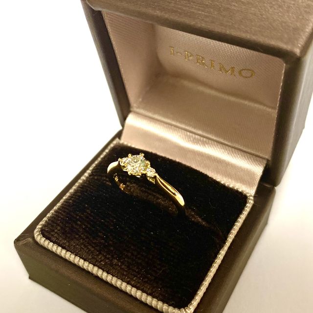 【アイプリモ(I-PRIMO)の口コミ】 普段使いしやすい形状で、ゴールド系のアクセサリーが多い彼女に似合うゴ…