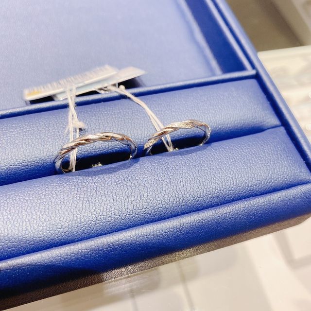 【銀座ダイヤモンドシライシの口コミ】 あまり見かけないデザインで、とっても気に入りました！！！角度によって…