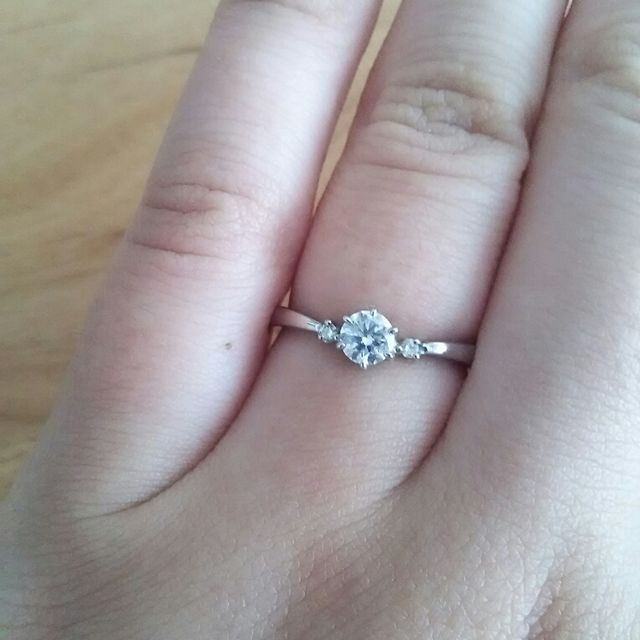 【サマンサティアラブライダル(Samantha Tiara Bridal)の口コミ】 華奢なデザインで、ダイヤが目立つのが気に入りました。
緩やかなV字形に…