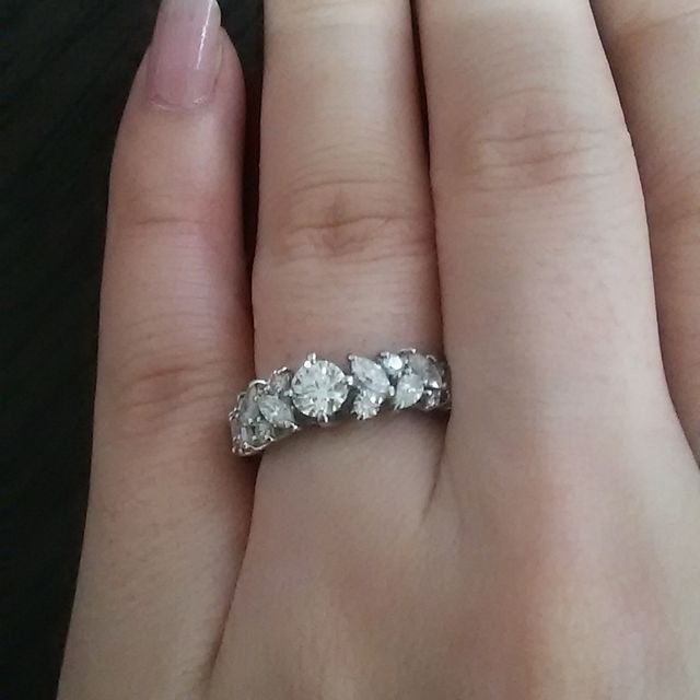 【銀座ダイヤモンドシライシの口コミ】 いろいろな店で婚約指輪を主人と一緒に探していました。結婚指輪と重ね付…