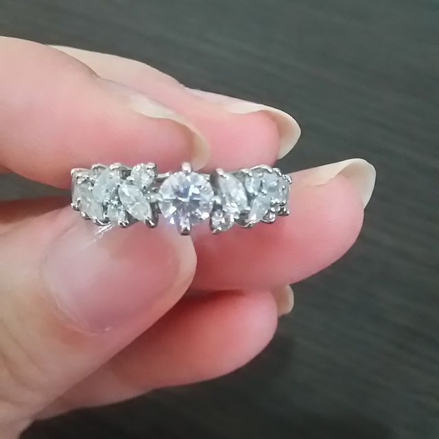【銀座ダイヤモンドシライシの口コミ】 いろいろな店で婚約指輪を主人と一緒に探していました。結婚指輪と重ね付…
