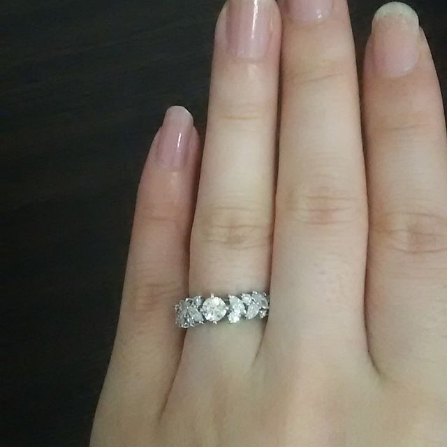 【銀座ダイヤモンドシライシの口コミ】 いろいろな店で婚約指輪を主人と一緒に探していました。結婚指輪と重ね付…