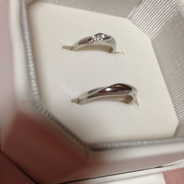 【4℃ BRIDAL(ヨンドシーブライダル)の口コミ】 細すぎず太過ぎず、少しひねりも入っていてしっくりと指に馴染みました。
…