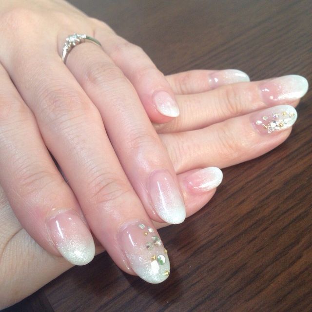 【4℃ BRIDAL(ヨンドシーブライダル)の口コミ】 細すぎず太過ぎず、少しひねりも入っていてしっくりと指に馴染みました。
…