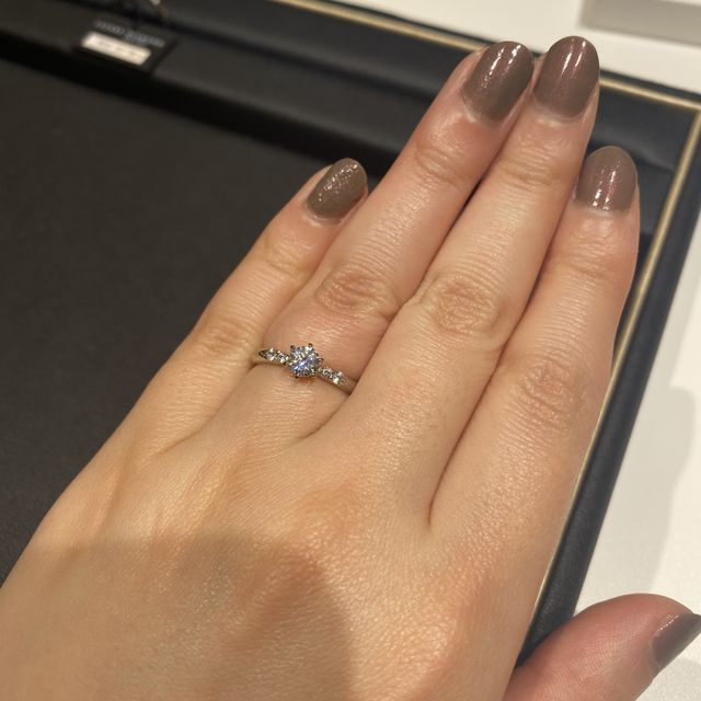 【ラザール ダイヤモンド(LAZARE DIAMOND)の口コミ】 とにかくダイヤモンドの輝きが素晴らしいです。
特にこちらのは角度を変え…