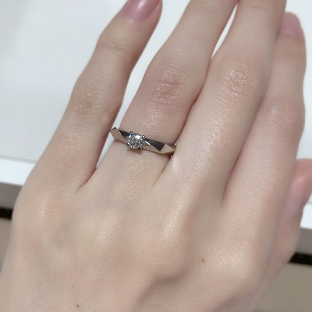 【ブシュロン(BOUCHERON)の口コミ】 こちらの指輪は、一粒ダイヤで婚約指輪らしさがありつつ、アームのカット…