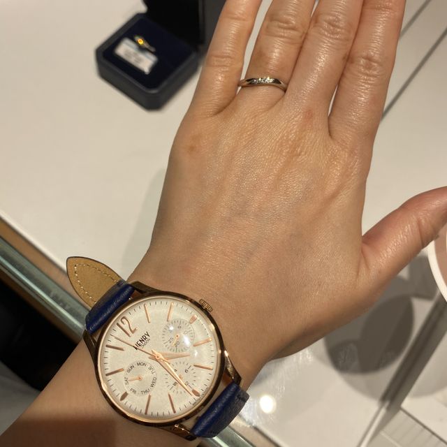 【銀座ダイヤモンドシライシの口コミ】 最初は仕事の事を考えて、ダイヤモンドは目立たないもの、真っ直ぐのスト…